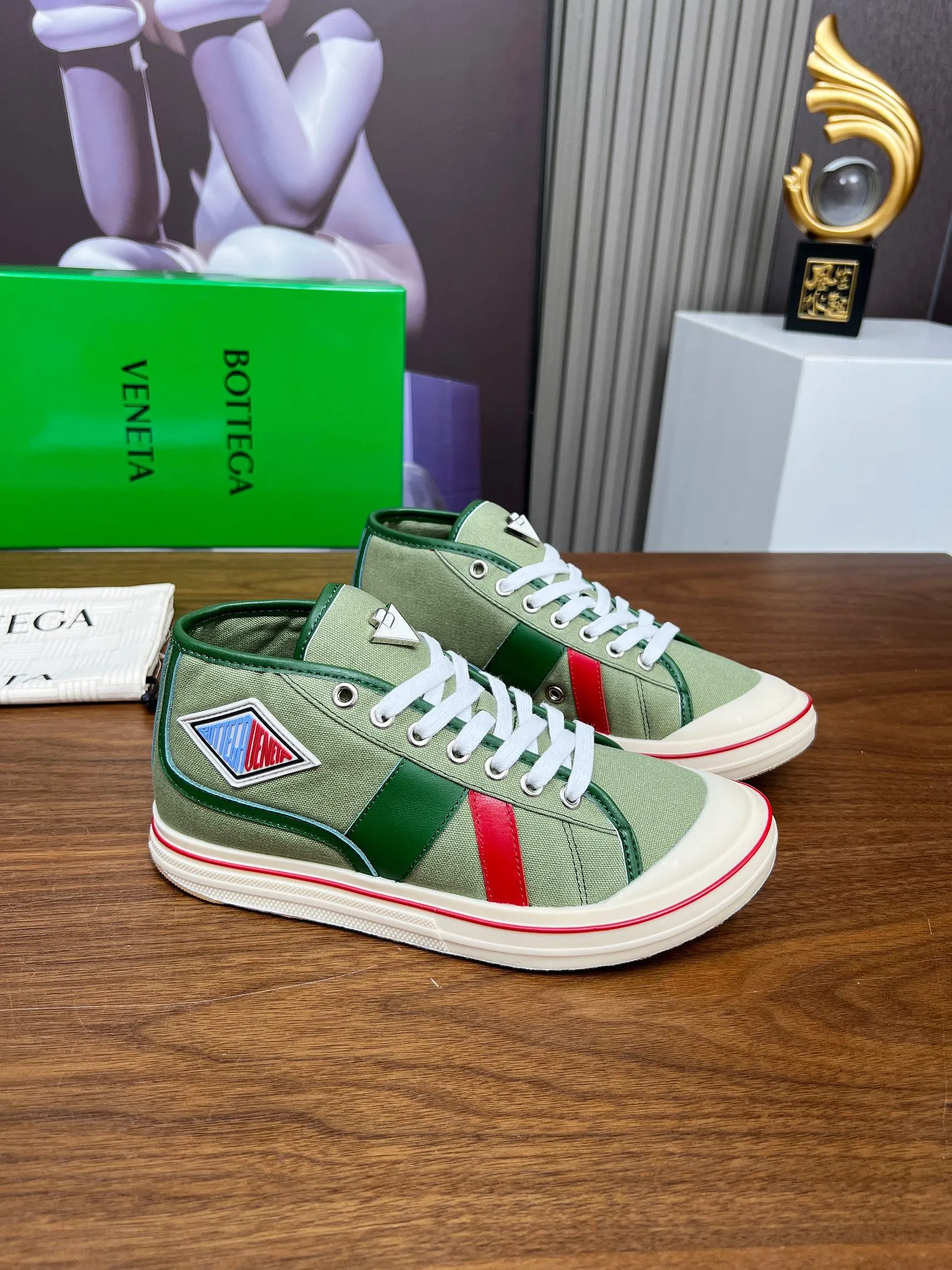 Men's men's shoes 💰520💰 Bottega Veneta BV's latest Eliot series retro basketball shoes casual sports canvas shoes 🔥Become a god when it is launched!🔥 Inspired by retro basketball sneakers, the color combination highlights youthful vitality and perfectly interprets the theme of youth and childlike innocence. The details are also very particular. The summer canvas brings excellent durability and comfort. Designs such as calfskin trim, rubber toe caps and hand-painted retro red lines are full of retro feel. The round toe and convex sole add a modern feel and are suitable for various styles. Easily create a fashionable atmosphere. The upper foot is the focus...can be worn as a couple's shoes...The red lines on each shoe edge are hand-painted, which adds more taste and attitude! ✦Fabric: Original customized high-density canvas + cowhide ✦Inner lining: original customized breathable canvas ✦Insole: movable latex cowhide insole ✦Sole: original molded non-slip and wear-resistant TPU material ✦Sole thickness: 3cm ✦Number of sizes: female size 35--40, female 40 is customized and non-returnable ✦Number: male size 39--45, male 45 is customized and non-returnable